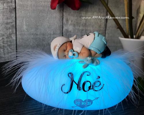 veilleuse de nuit personnalisée en forme de galet lumineux avec un bébé fimo garçon à côté d'une boîte cadeau personnalisable - cadeau complet