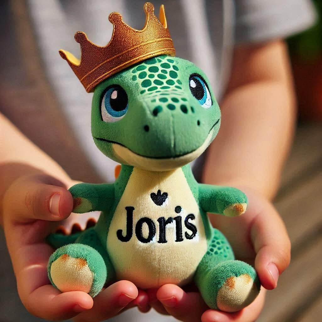 le prenom joris sur une peluche dinosaure avec une couronne dans les mains dun enfant 1 1