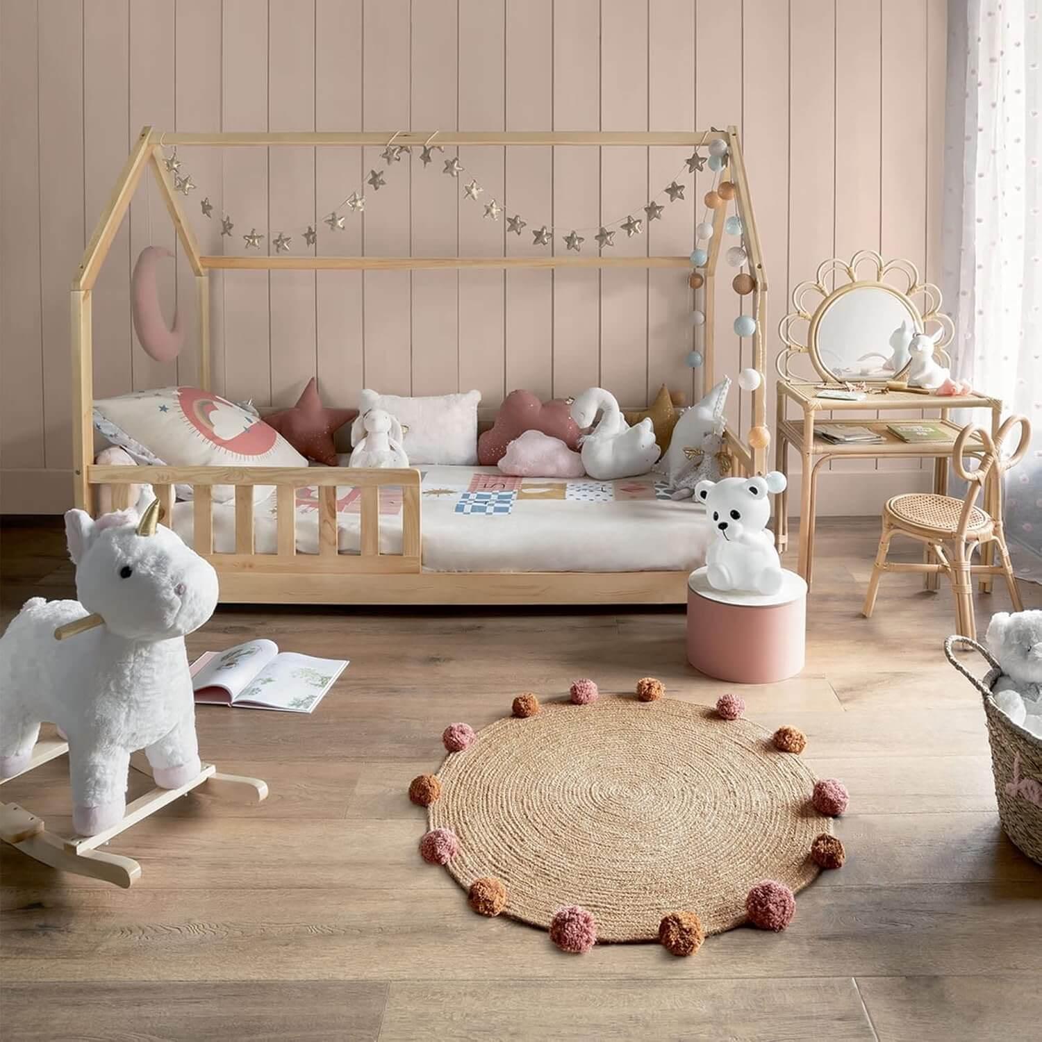 Chambre montessori avec lit montessori cabane pour fille 1