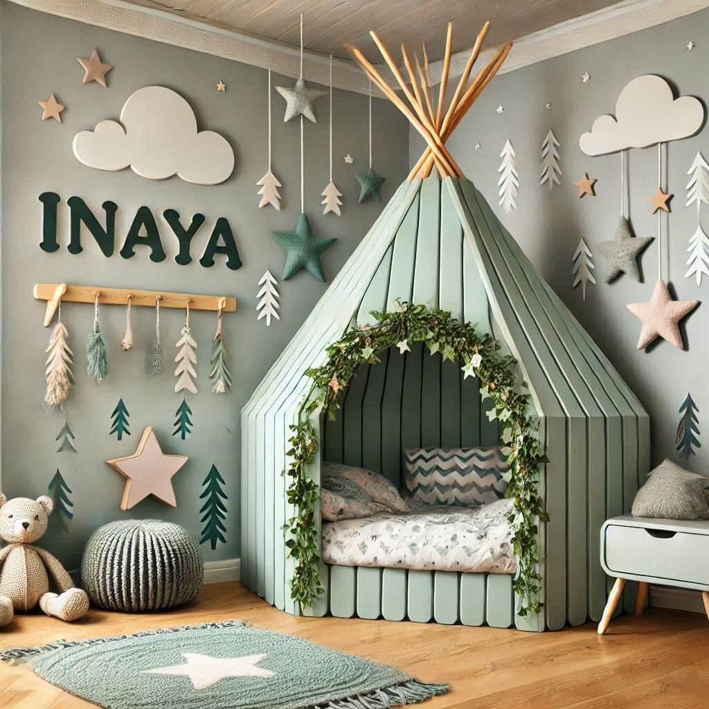 Decoration chambre enfant theme conte et legende avec lit cabane avec le prenom inaya couleur vert d eau gris rose pastel et blanc avec des etoiles des nuages du lierre tapis etoil