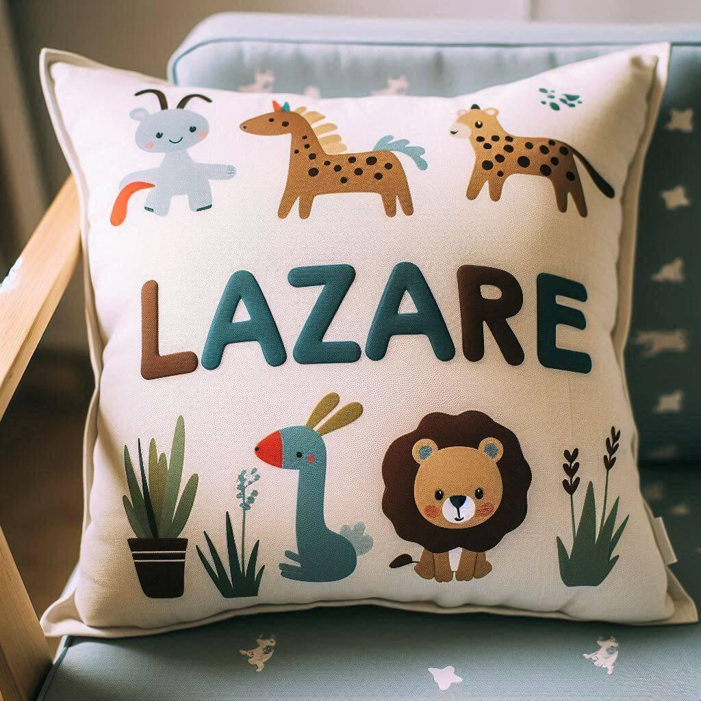 Le prenom lazare sur un coussin d enfant avec des motifs animaux pose sur une chaise