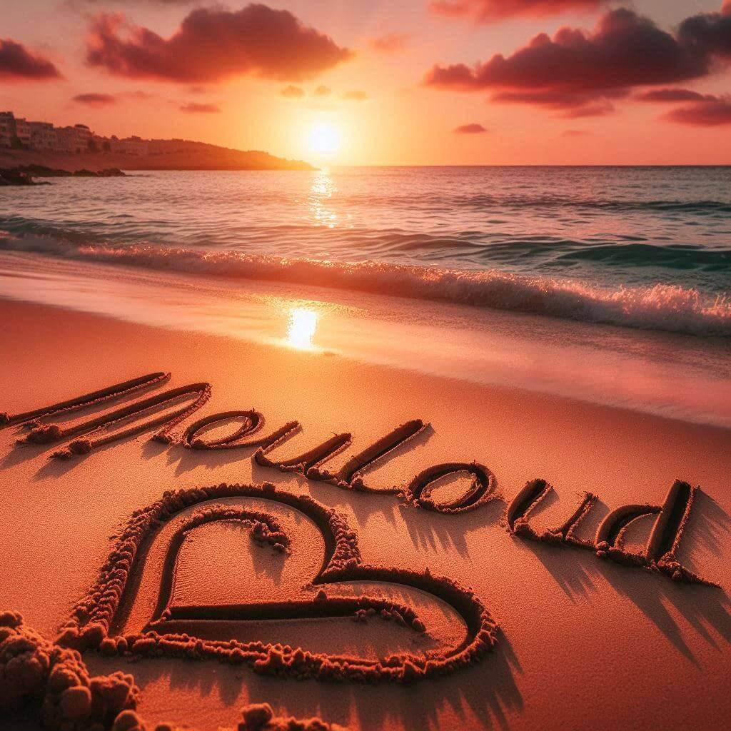 Le prenom mouloud ecrit sur le sable avec un coeur coucher de soleil