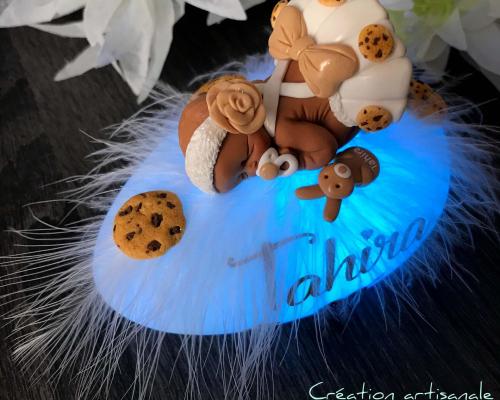 cadeau personnalisé pour bébé avec le prénom composé d'une veilleuse thème cookies assortie avec sa boîte cadeau pour offrir un souvenir unique