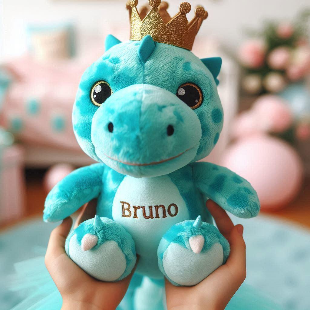 Peluche dinosaure turquoise avec une couronne sur la tete personnalisee avec le prenom bruno dans les mains dun enfant