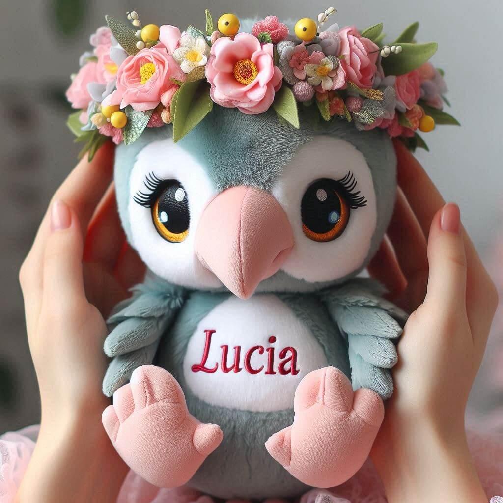 Peluche perroquet avec une couronne de fleurs personnalise avec le prenom lucia dans les mains dun enfant 1