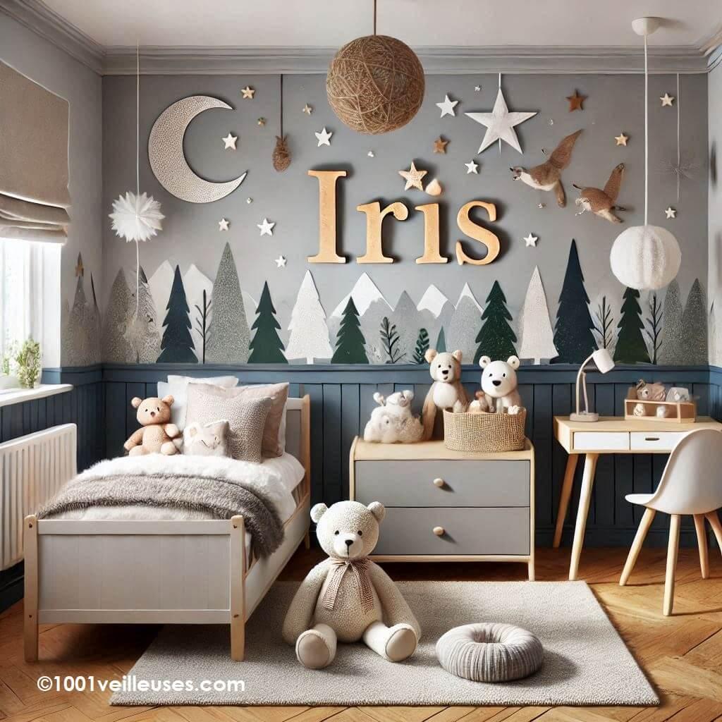 Belle chambre de bébé personnalisée avec le prénom Iris, sur le thème de la forêt avec des animaux, des étoiles et une ambiance hivernale.