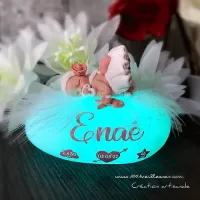 Luce notturna LED personalizzata a forma di ciottolo con una bambina scolpita a mano, con elementi in miniatura personalizzati, vista frontale