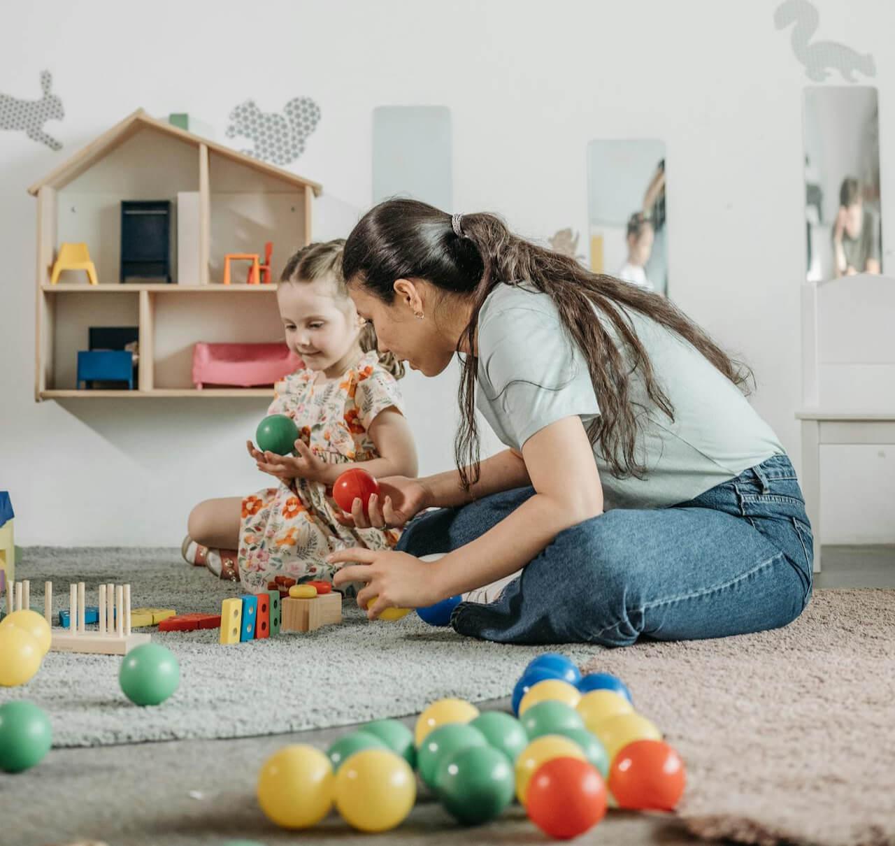 Un bebe et une maman qui jouent dans une chambre montessori