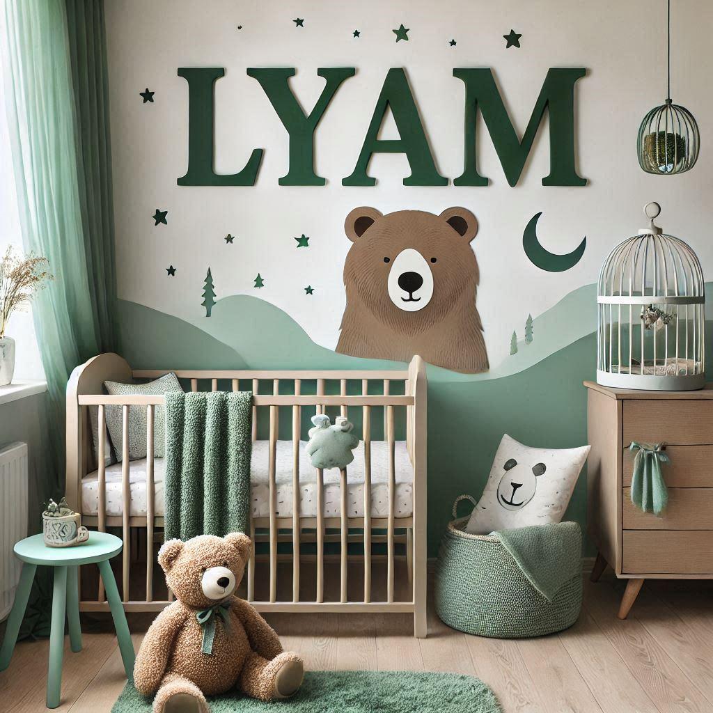 Une belle chambre de bebe garcon avec le prenom lyam theme ours avec des tons verts clair et vert fonce