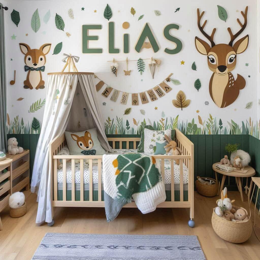 Une chambre d enfant avec le prenom elias avec un lit cabane sur le theme bambi de la foret les draps et les rideaux sont des motifs de feuilles de faon de hibou lapin le prenom el