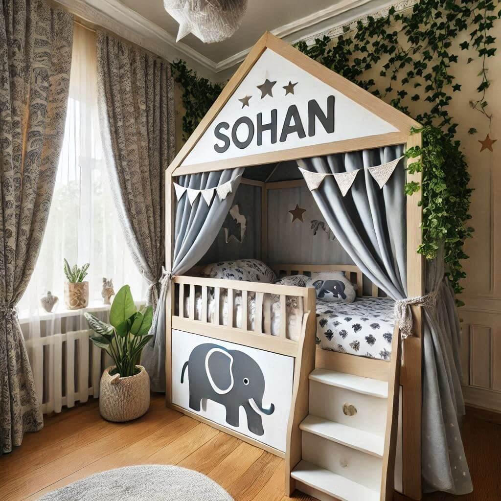 Une chambre d enfant avec le prenom sohan avec un lit cabane sur le theme elephant les draps et les rideaux sont des motifs d elephant il y a du lierre