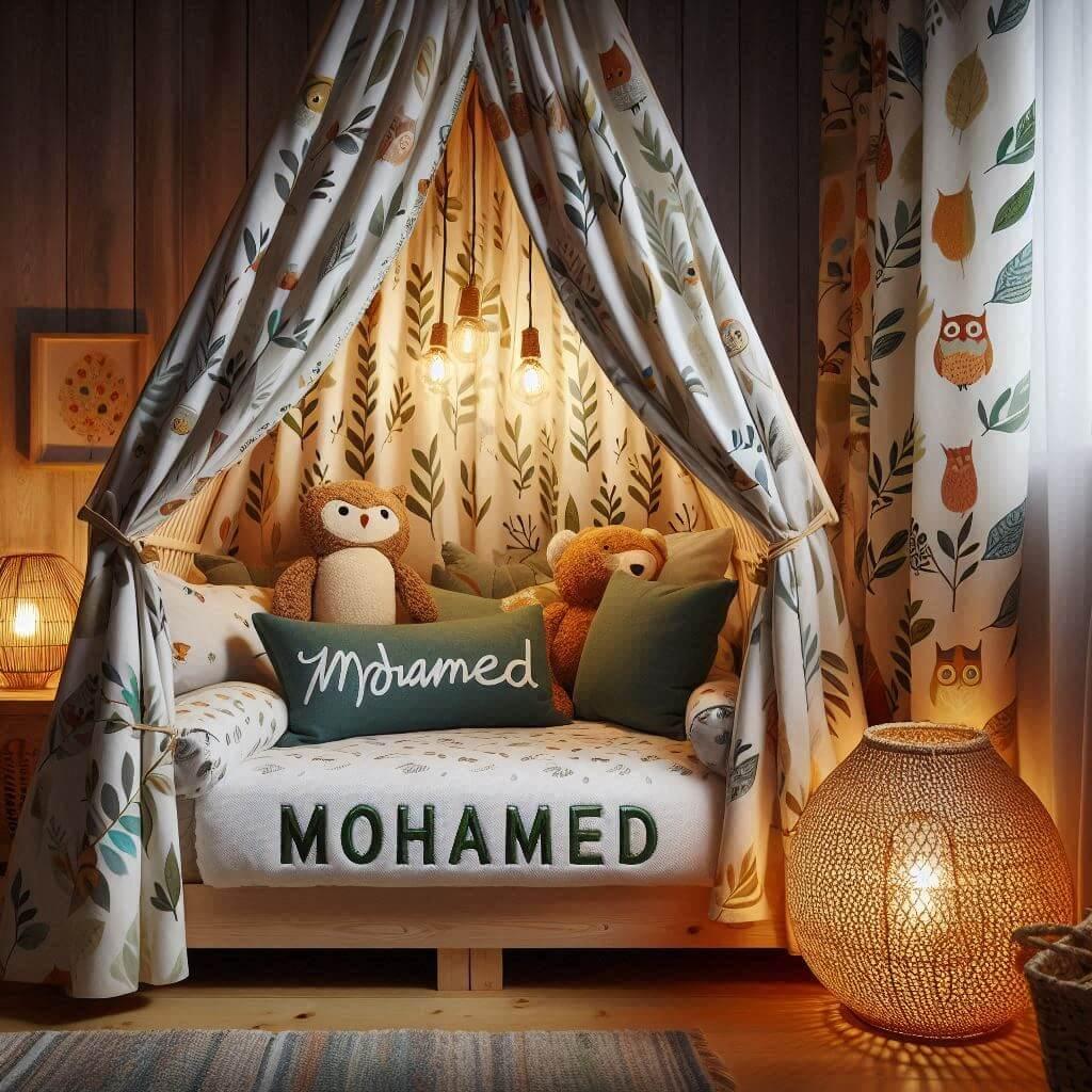 Une chambre de enfant avec le prenom mohamed brode sur le coussin avec un lit cabane sur le theme de la foret les draps et les rideaux sont des motifs de feuilles de hibou lampe en