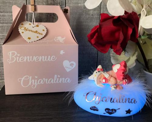 Veilleuse de nuit personnalisée en forme de galet lumineux avec un bébé fille habillé en Hello kitty, avec une boîte cadeau, idéal cadeau de naissance avec le prénom